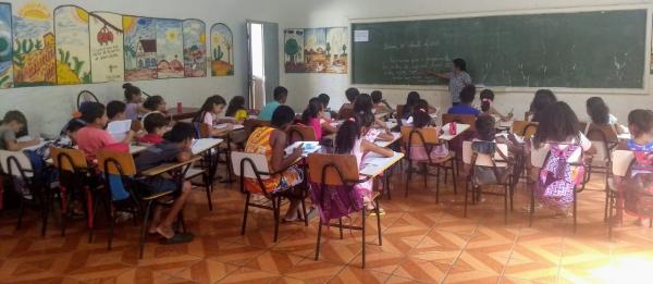 Projeto social beneficia crianças com: aula de reforço, aula de musica e almoço diariamente no ECC