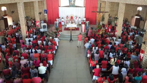 Festa de pentecostes reúne centenas de fieis na Igreja Matriz da Sagrada Família 