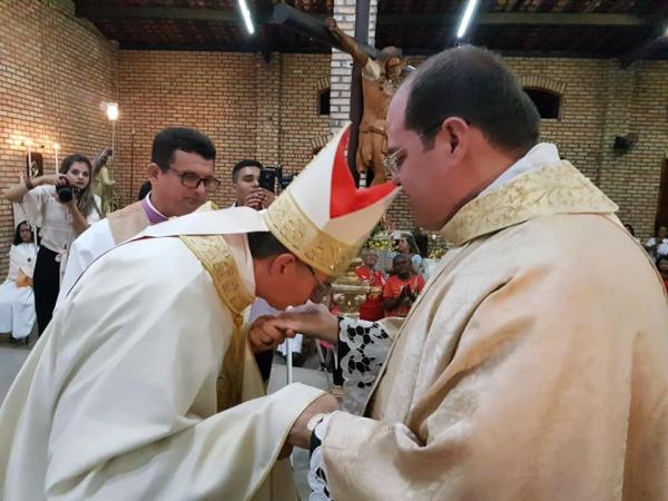 Dom Edilson Nobre realiza ordenação sacerdotal do Diácono Lael Rubem