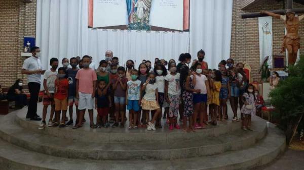 Em Clima de Natal, a Paróquia da Sagrada Família Celebra Com os Pequeninos e seus familiares o natal da comunidade