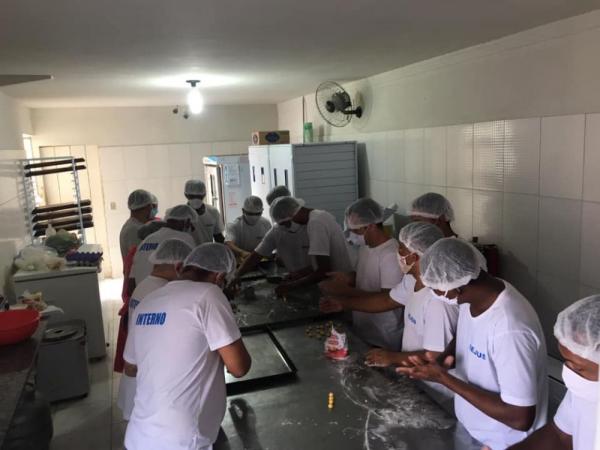 Reeducandos da Penitenciária de Oeiras participam de curso de produção de biscoitos