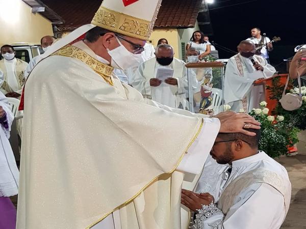 Dom Edilson Nobre realiza ordenação sacerdotal do Diácono Wellington Rodrigues em Conceição do Canindé