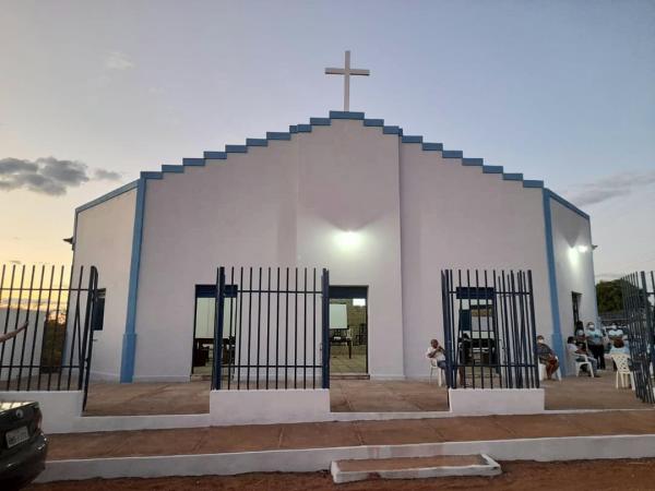 Comunidade católica inaugura igreja em Oeiras. 