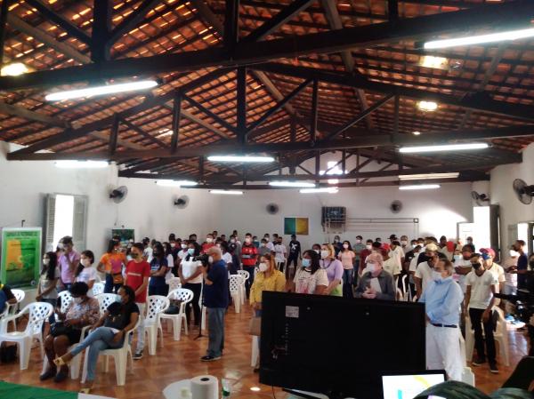 Projeto Educar Nestante entrega tablets para estudantes de escolas agrícolas da região de Oeiras