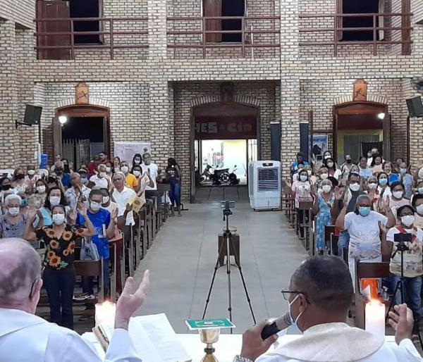 Paróquia da Sagrada Família Celebra Primeira Noite de novena á Sagrada Família.