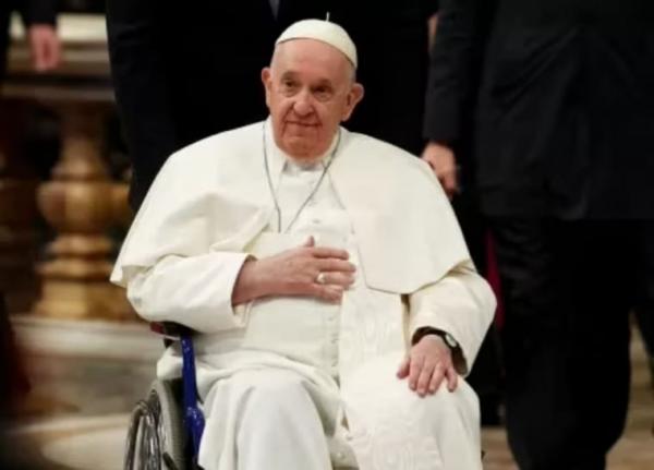 Papa agradece mulheres por criarem 'sociedade mais humana'