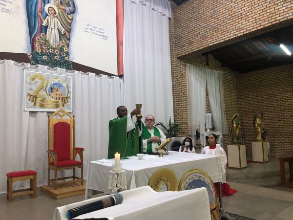 Padre Nailson Silva Santos celebra sua primeira Missa na Paróquia da Sagrada Família