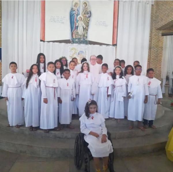 Na Paróquia da Sagrada Família, 21 crianças recebem a Primeira Eucaristia