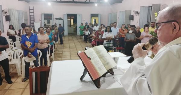 Missa marca encerramento dos festejos de Santa Teresa DÁvila, padroeira da Vila Santa Teresa 