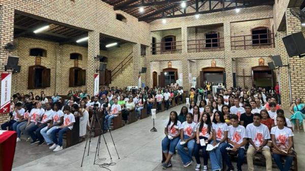 Dom Edilson celebra missa Crisma na Paróquia da Sagrada Família