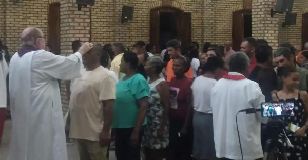 Paróquia da Sagrada Família reúne centenas de fiéis faz abertura da quaresma em missas da quarta-feira de cinzas