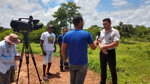 Equipe de reportagem da TV Clube visita Oeiras para fazer matéria sobre o uso da energia solar na região 